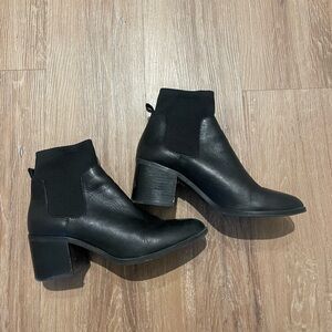 Size 8.5 Steve Madden Black booties